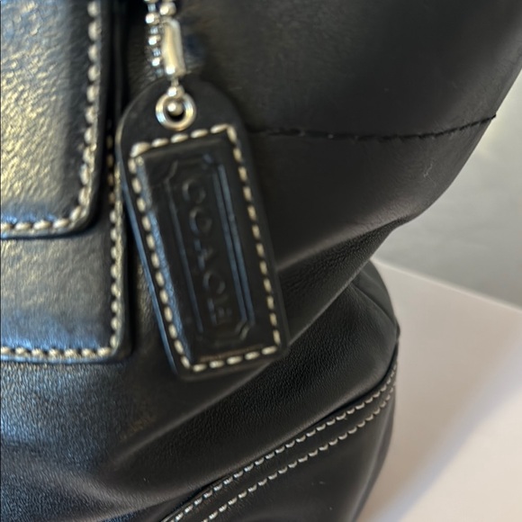 Elegant Black Leather Tote Bag - Picture 2 of 8